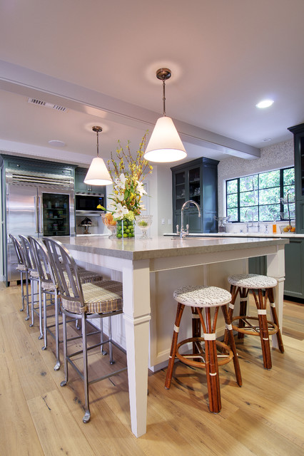 Фото интерьера практичной кухни в светлом цвете