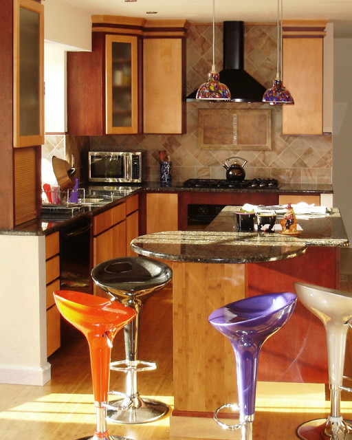 Фотография кухонной комнаты с барной стойкой