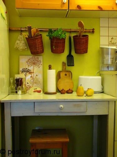 Зеленая кухня с горшочками для мелочей