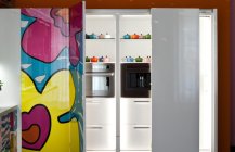 Дизайн кухонного гарнитура с яркими красками