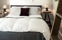 Лаконичный дизайн спальни в черно-белых тонах