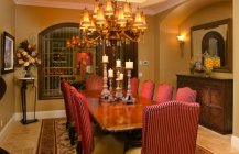 Роскошный дизайн столовой в розово-коричневых тонах