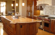 Великолепный кухонный интерьер в деревянном стиле