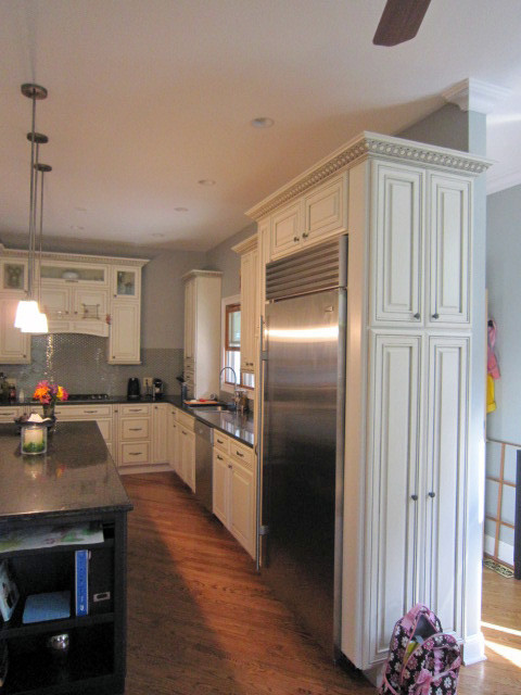Дизайн белой кухни с огромным холодильником