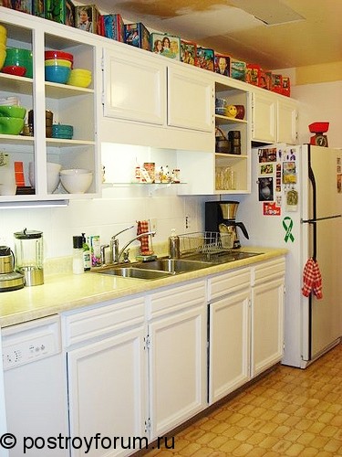 Белая кухня с разноцветной посуды.