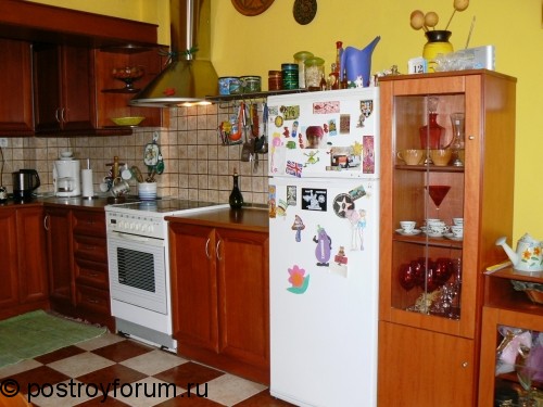 Кухня с шкафами в древесных цветах
