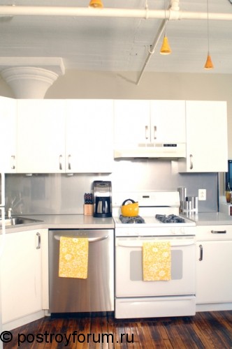 Кухонный уголок в белой кухни