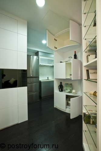 Белая кухня с многими шкафчиками