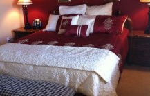 Современный дизайн спальни в  красном цвете